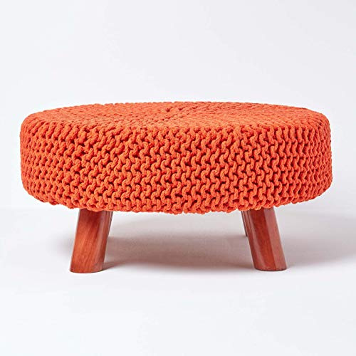 Homescapes niedriger runder Strick Sitzhocker mit Holzbeinen, orange Fußhocker 62 x 62 x 30 cm, Strickhocker mit grob gestricktem Bezug aus 100% Baumwolle