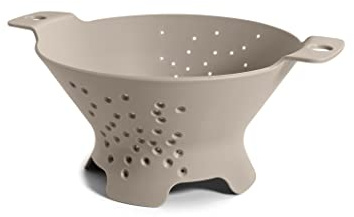 Blim Plus Scolapasta Cosmo diametro 25cm tortora opaco (Moka) plastica 100% riciclabile, Non Tossico, Lavabile in Lavastoviglie, Impugnatura Ergonomica, 4 piedini d’appoggio, fori svasati