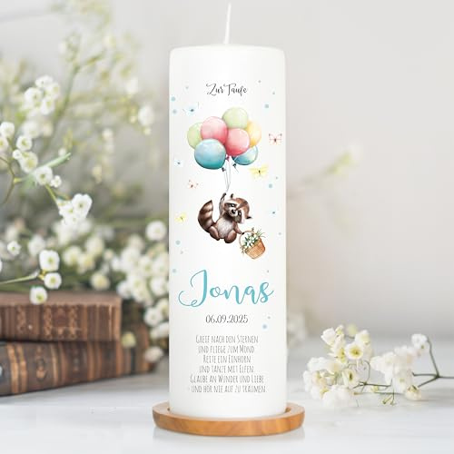 Wandtattoo Loft Taufkerze Junge oder Mädchen Motiv Waschbär mit Luftballon, 25cm x 8cm, personalisierte Kerze, bedruckte Kerze zur Taufe, Stumpenkerze, individuelles Taufgeschenk