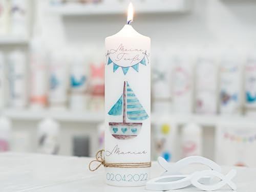 meinkerzenshop Taufkerze mit Designdruck Boot personalisiert mit Name und Datum, individuell für Junge und Mädchen