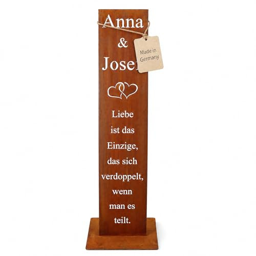 Rostikal Edelrost Deko Schild 55 x 15 cm – personalisierte Spruchtafel | Wunschnamen & Herzmotiv – freistehende Stele, handgefertigt in Bayern, Geschenk zur Hochzeit & zum Jahrestag