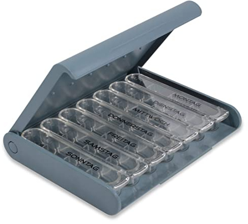 MEDICASE Exklusive und diskrete Tablettenbox 7 Tage | Dänisches Design | Hohe Qualität & Langlebigkeit | Für Heimgebrauch & Unterwegs | Kleine Dispenser, 4 Fächern, Wochentage auf Deutsch | Staub Blau
