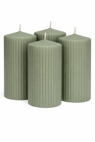 Geriffelte Stumpenkerzen 4er Set durchgefärbt 130x70 mm – Premium Rillenkerzen Made in Germany – 61h Brenndauer – Moderne Deko Kerzen für Adventskranz & Tischdeko (Smaragd Grün)