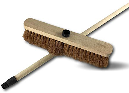 Kibros Balai ménage Fibres Coco Naturel Longues 37,5 cm Manche Bois | Garnissage fibres de coco naturel longues 37,5 cm, douille vissante plastique, manche bois inclus, usage intérieur extérieur.