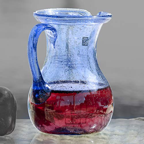 Maison Zoe Glaskrug aus Recycling-Glas Maya - hellblau - blau - Durchmesser ≈ 15cm Höhe ≈ 22cm - 100% Handmade - Wasserkaraffe - Krug mundgeblasen - Wasserkrug mit Griff und Ausguss