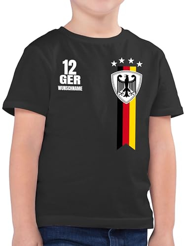 Geschenk mit Namen personalisiert by Shirtracer - Kinder T-Shirt Jungen - 2026 Fussball Fanartikel - Germany WM Fan Deutschland