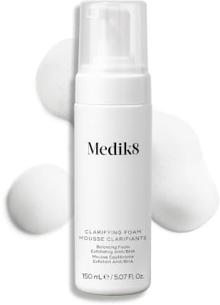 Medik8 Clarifying Foam, AHA/BHA-Reinigungsschaum gegen Unreinheiten, 150 ml | pH-neutraler Reiniger – für einen sichtbar klareren, glatteren und ebenmäßigeren Teint; für zu Unreinheiten neigende Haut