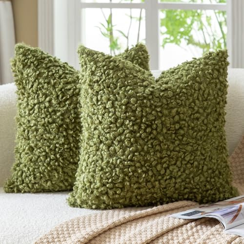 Mandioo 2er Set Kissenbezüge 40x40 cm Olivgrün Faux Pelz Bouclé Dekorative Sherpa Kissenbezug Dicke Flauschige Fleece Kissenhüllen Dekokissen Sofakissen Couchkissen Sessel Bett Wohnzimmer