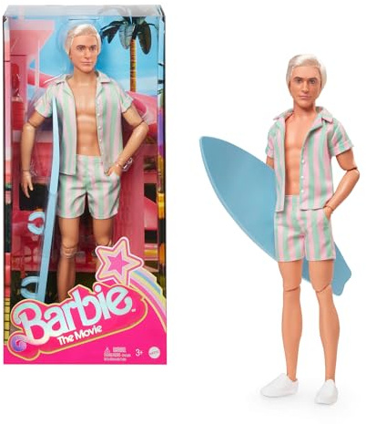 Barbie The Movie Ken-dockan är klädd i pastellrosa och grönrandigt matchande strandset, med surfbräda och vita sneakers, JBJ54