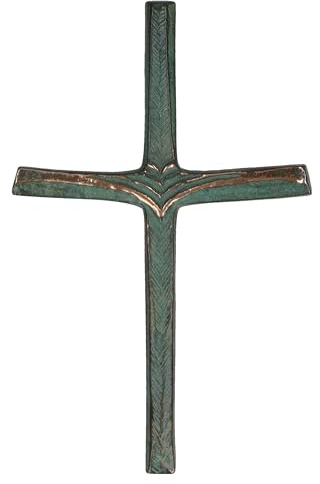 BUTZON & BERCKER Wandkreuz aus Bronze – grün patiniert. Modernes Kruzifix des renommierten Künstlers Raimund Schmelter mit Expertise. Ideal zur Hochzeit oder Firmung. Format 21,5 x 14 cm