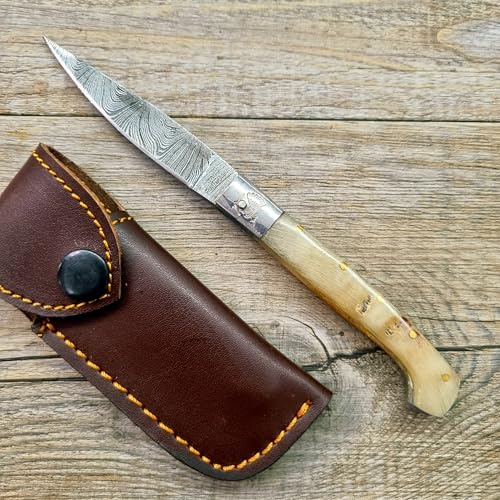 Generico Coltello Sardo Pattada in Damasco, Manico in Corno di Montone Grezzo, Lama 8 cm, Lunghezza Totale 17 cm, con Fodero in Cuoio lama personalizzabile come immagine