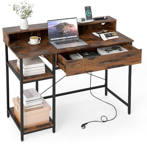 COSTWAY Scrivania Salvasapzio per Computer con Stazione di Ricarica 106 x 48 cm, Mensola sopra Tavolo, Cassetto e Libreria Laterale a 2 Ripiani, Tavolo Industriale per Ufficio e Casa (Marrone Rustico)