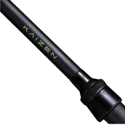 Korda Kaizen Green Ceramic Karpfenrute 3m 3,5lb – 2-teilige Rute mit extra Kraft für geflochtene Schnüre – Schneller Blank, 40mm Startring, Sea Guide Keramik Ringe & DPS Rollenhalter