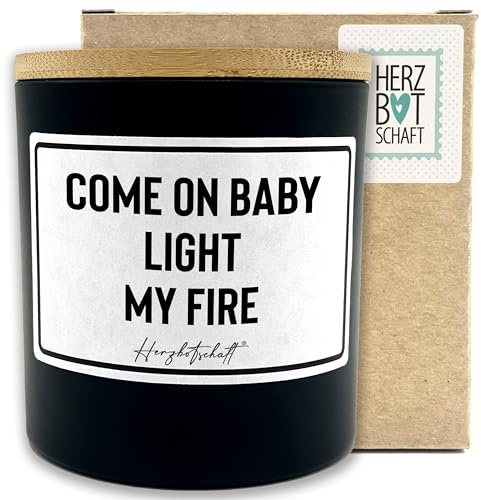 HERZBOTSCHAFT Duftkerze mit Spruch – Come on baby light my fire – liebevolles Geschenk, handgemachte Sojakerze im Glas, nachhaltig, optional mit personalisiertem Bambusdeckel