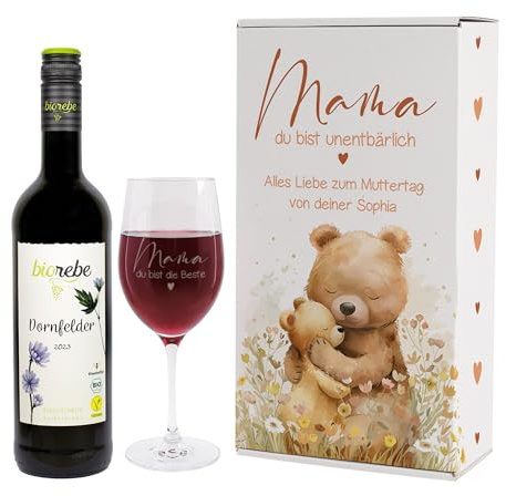 Herz & Heim® Geschenkset zum Muttertag mit graviertem Weinglas, Weinflasche und Geschenkbox -Mama Du bist unentbärlich-, personalisiert (Rot)