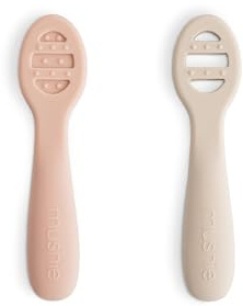Mushie Cucchiai di Apprendimento in Silicone | Confezione da 2 Cucchiai per Bambini Piccoli | Per Neonati che Imparano a Mangiare da Soli | Lavabile in Lavastoviglie | Blush/Shifting Sand