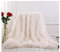 Hggzeg, Coperta a pelo lungo super morbida, elegante e accogliente, in finta pelliccia, decorativa, per divano, sedia e letto (bianco, 200 x 230 cm)