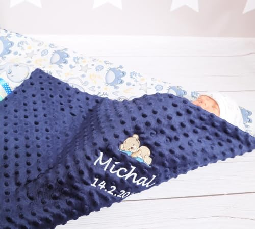Personalisierte Babydecke mit Namen – Dunkelblauer Plüsch & Baumwolle mit Oktopus-Motiv – Bestickt, Warm & Wintergeeignet, 75x100 cm – Geschenk zur Geburt & Taufe (Marineblau - Ozean, 75 x 100 cm)