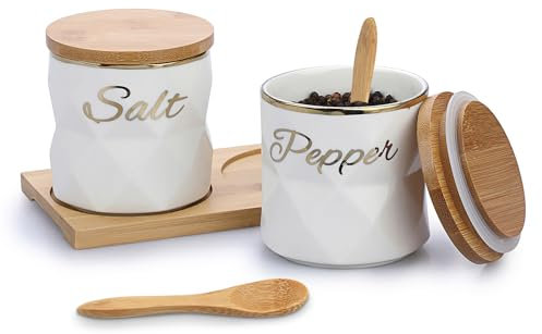 BTSKY Botes de cerámica blanca para sal y pimienta con tapa y bandeja, juego de 2 recipientes herméticos de almacenamiento con cucharas de madera, tarro de almacenamiento de sal y pimienta con tapa de