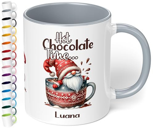 True Statements Lustige Weihnachtstasse personalisiert „Hot chocolate time“ Wichtel-Motiv 330ml Keramik Becher mit Namen – Geschenk zu Weihnachten (Grau)