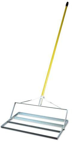 BMS Râteau Niveleur de 71 cm pour Pelouse. Design réversible : côté Plat pour niveler, côté Tranchant pour préparation Agressive. Manche Robuste en Aluminium, poignée Confortable, connexions Solides.