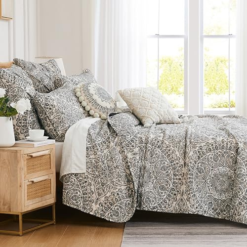 Southshore Fine Living, Inc. Oversized King Quilt Bedding Set 7-Pieces with 2 Pillow Shams, 2 Euro Shams, 2 Throw Pillows, Boho Bedding Set for King and California Size Beds, Grey Paisley Quilt