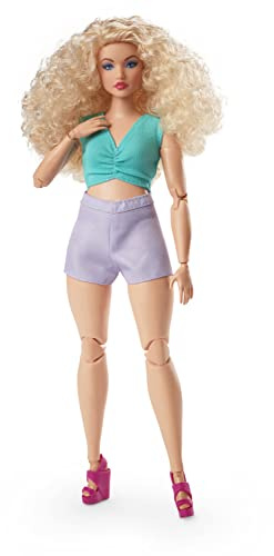 Barbie-Puppe Signature Looks, blondem Lockenkopf, lilafarbenem Crop-Top und lilafarbenen Shorts, Mode-Sammelfigur, Puppe inklusive,HJW83