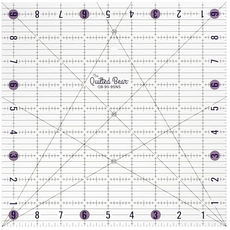 The Quilted Bear Transparentes Patchwork-Lineal – rutschfestes Design, Lineal zum Nähen, Quilten, Patchwork, robustes Acryl mit 30 45 60 Grad Winkeln, klare Linien (9.5 x 9.5)