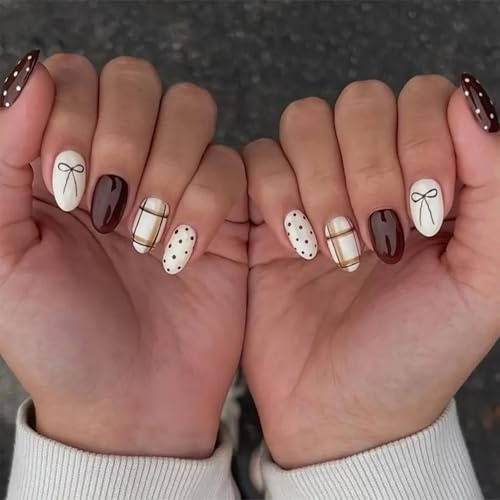 Nymora 24Pcs Press on Nails - Künstliche Fingernägel Kurz mit Herbst-Winter Braun, Punkte, Schleifen & Karos - Nägel zum Aufkleben mit Glitzer Gradient für Frauen & Mädchen, DIY Party Maniküre