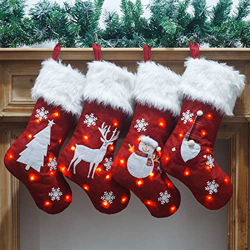 DCQRY Lot de 4 chaussettes de Noël avec lumière LED - 47 cm - Bonhomme de neige, renne, gnome, sapin de Noël, cheminée à suspendre pour décoration de fête de vacances