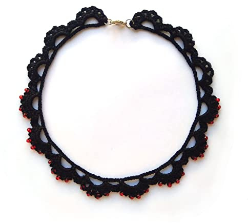 collana da donna, Gioielli all'uncinetto, girocollo di pizzo con cristalli di vetro, nero e rosso, Made in Italy, Bijoux da donna, Lavorazione Artigianale
