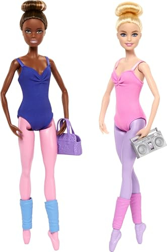 Barbie Estudio de ballet Conjunto con 2 muñecas y 9 accesorios, muñecas de moda bailarinas con pelo rubio y moreno, conjunto de ropa adicional y artículos temáticos de baile, HXC37