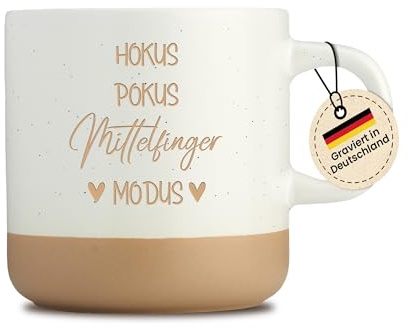 Tasse mit Gravur - “Hokus Pokus Mittelfinger Modus” -Büro,Arbeit,Zuhause - Kaffeebecher,Teetasse - Geschenkidee - Witzig,lustig - Humor - Spülmaschinenfest - Beige