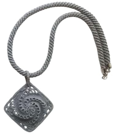 collana con pendente di pizzo, collana all'uncinetto