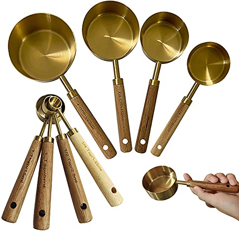 UPTALY Juego de 8 tazas y cucharas medidoras de acero inoxidable chapadas en titanio dorado, herramienta de medición con mango de madera de nogal, tazas medidoras de café para cocinar y hornear