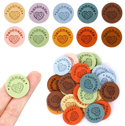 50 Stück Handmade Label Handgefertigte Lederetiketten PU Leder Label Mit Löchern Verschönerung Stricken Für DIY Jeans Hut Handwerk Stricken Häkeln 2,5 X 2,5 Cm(10 Farben)