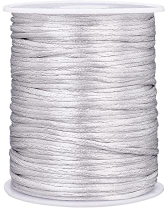 PandaHall 100 m Rattail-Satinschnur 2mm Silber Seide Handwerk Schnüre Weihnachten Perlenschnur Für Halskette Makramee Freundschaftsarmband Chinesischer Knoten Traumfänger Zopf Haar