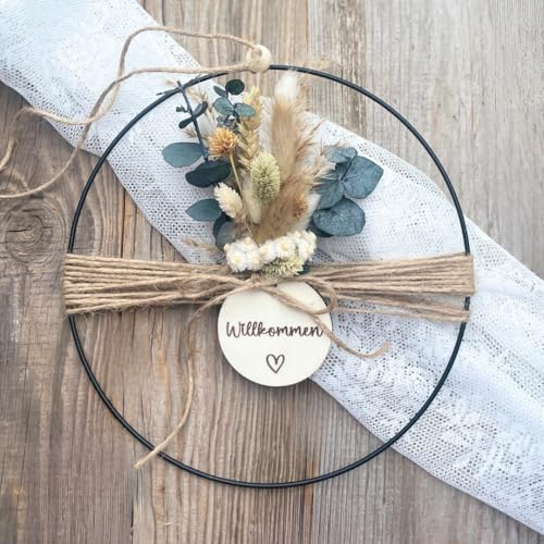 Trockenblumenkranz | Willkommenskranz graviert | Türkranz personalisiert | Metallring 25cm | Dekokranz ganzjährig | Geschenkidee I Indoor | Türdekoration innen