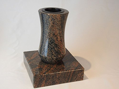 designgrab Atria Grabvase und Sockel aus Granit Gneis Halmstad