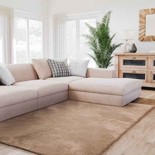 Interiyou Fargo - Teppich Wohnzimmer 60x120 cm Taupe - Kurzflor Waschbar und rutschfest - Flauschiger Fellteppich aus Kunstfell - weicher Langflor Fell