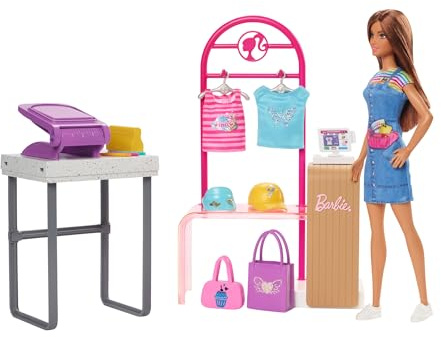 Barbie - Make & Sell Boutique, playset con bambola e accessori alla moda inclusi, espositore, stampante e adesivi per creare 150+ look personalizzati, giocattolo per bambini, 5+ anni, HKT78