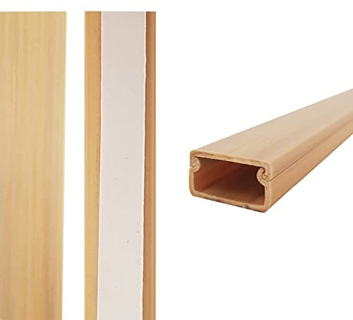 Canal adhesivo 2m 19x11mm en madera clara, ideal para acabados en carpintería y ocultar cables decorativamente.