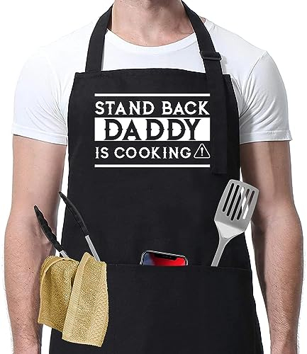 Lustige Grillschürze mit Aufschrift Stand Back Daddy Is Cooking – Lustige Grillschürze für Männer – Geschenkidee Geburtstag – Weihnachten für Papa – Vatertagsgeschenk – Grillschürze – Grillschürze