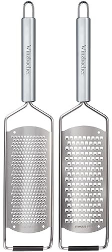 Winzbacher-DAS ORIGINAL [2er Set] Edelstahl Reibe | Parmesanreibe, Zitronenreibe, Muskatnuss, Ingwerreibe, Zester | rasiermesserscharfe Klinge | inkl. Schụtz & Reinigungsbürste