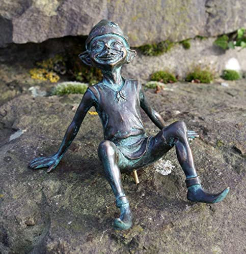 H. Packmor GmbH Bronzefigur Kleiner liegender Kobold Gnom Elfe aus Bronze grün Gartendekoration 14x10x17cm