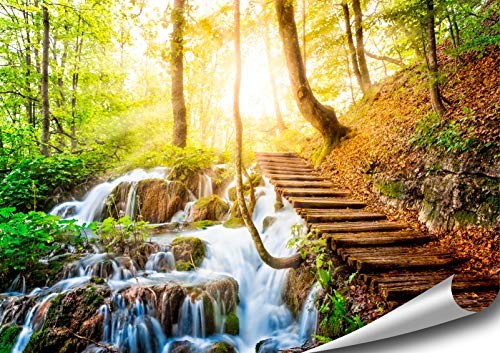 ARTBAY Wasserfall Wald Poster XXL, Kunstdruck - 118,8 x 84 cm, Traumhafter Weg über einen Wasserfall in einem von Sonne durchfluteten, zauberhaftem, heimischen Wald | Wandposter | Fotoposter