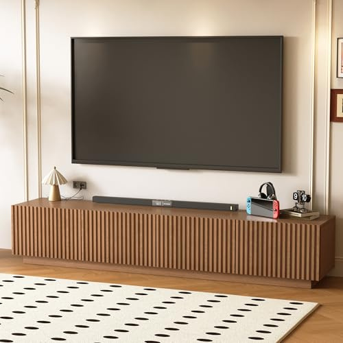 KAANAA TV Schrank mit Lamellentüren, Abnehmbares Fachboden & Großem Stauraum–Nussfarbe Lowboard Wohnwand, Boden-TV-Schrank Geeignet für Fernseher ab 75 Zoll, Wohnzimmer Unterhaltungsraum Möbel(220cm) | TV Schrank 180cm,Walnussoptik,4 Türen,Lamellentüren,großer Stauraum,TV Schrank holz