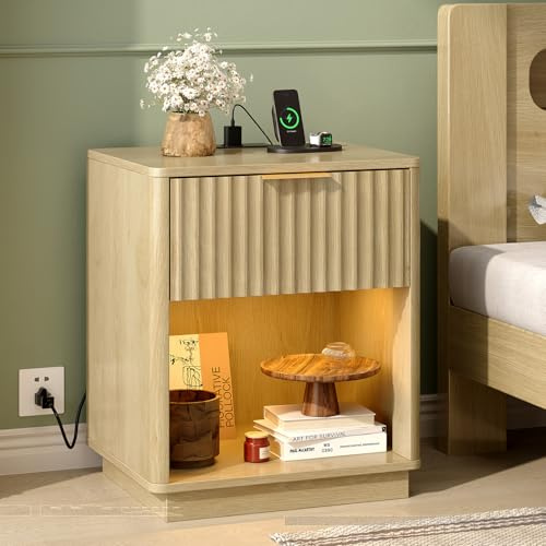 Bonnlo Nachttisch mit Ladefunktion, Beistelltisch mit LED-Leuchten, Nachtschrank mit Steckdose, USB & Type-C, Geriffelte Schubladenfront und goldfarbener Griff, 48 x 38 x 57 cm, Eiche