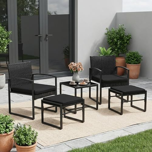 DazzlerE 5-teiliges Gartenmöbel-Set für den Außenbereich, Gartentisch und -stühle aus Poly-Rattan und Metall, 2 Sessel, 1 Tisch und 2 Hocker für den Innenhof und Balkon, schwarz