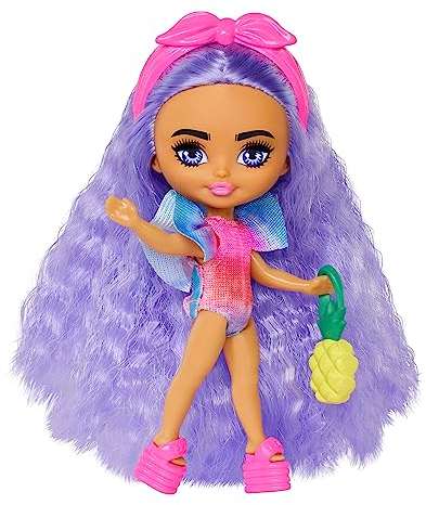 Barbie Extra Fly Mini Minis Puppe - Strandoutfit, Batik-Badeanzug und Tropische Accessoires, perfekt für Reisen und Modespaß, inklusive Puppenständer mit Logo, ab 3 Jahren, HPN06